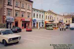 Ивано-Франковск. Фото. В центре города. Площадь Рынок. Дома вдоль северной стороны площади.