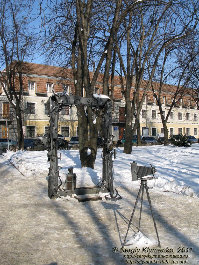 Ивано-Франковск. Фото. Сквер им. Адама Мицкевича. Кованные фоторамка и фотоаппарат.