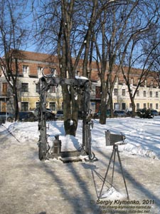 Ивано-Франковск. Фото. Сквер им. Адама Мицкевича. Кованные фоторамка и фотоаппарат.