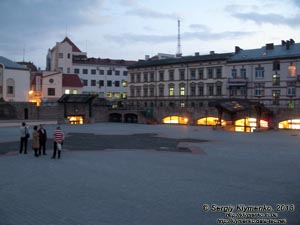Ивано-Франковск. Фото. Сверху отреставрированного крепостного «Бастиона» вечером.