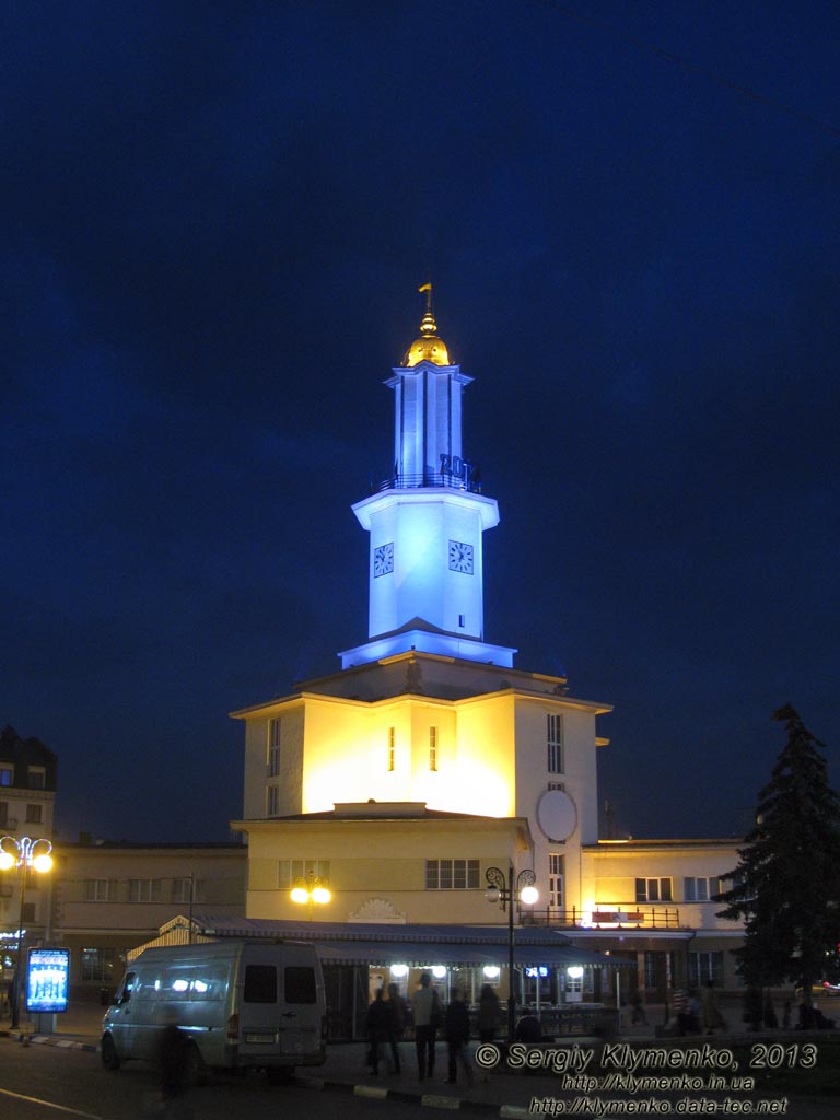 Ивано-Франковск. Фото. Площадь Рынок. Бывшая городская ратуша вечером.