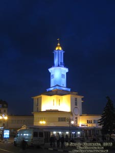 Ивано-Франковск. Фото. Площадь Рынок. Бывшая городская ратуша вечером.