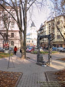 Ивано-Франковск. Фото. Сквер им. Адама Мицкевича. Кованные фоторамка и фотоаппарат.
