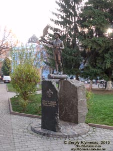 Ивано-Франковск. Фото. Памятник пластунам, которые не изменили своим присягам, возле Ивано-Франковской областной библиотеки для детей (пл. Мицкевича).