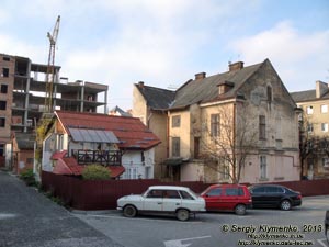 Ивано-Франковск. Фото. Старинные дома (ул. Новгородская, 6 и 6а) возле входа в «Бастион».