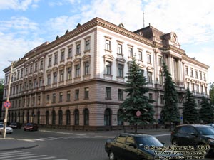 Ивано-Франковск. Фото. Бывшее здание Станиславской дирекции железных дорог (ул. Галицкая, 2). Ныне - Ивано-Франковский национальный медицинский университет.