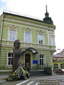 Ивано-Франковск. Фото. Памятник Вячеславу Черноволу на углу улиц Черновола и Сечевых Стрельцов.