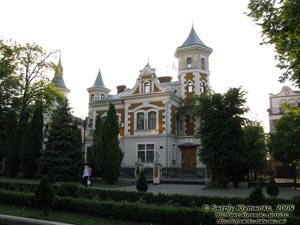 Ивано-Франковск. Фото. Улица Шевченко, постепенно переходящая в аллею парка им. Т. Шевченко.