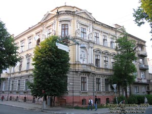 Ивано-Франковск. Фото. Здание на углу улиц Шевченко и Городинского (ул. Шевченко, 30).
