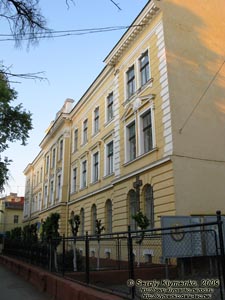 Ивано-Франковск. Фото. Бывшая Станиславовская семинария святого Иоанна Златоуста. Ныне Ивано-Франковский областной военный комиссариат (ул. Шевченко, 11).