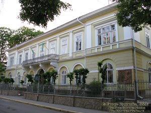 Ивано-Франковск. Фото. Бывшая резиденция епископов Станиславской Греко-Католической епархии. Ныне Хозяйственный суд Ивано-Франковской области (ул. Шевченко, 16).