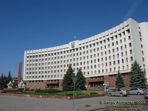 Ивано-Франковск. Фото. Здание областного Совета и областной администрации (ул. Грушевского, 21).