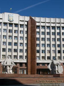 Ивано-Франковск. Фото. Памятник в честь воссоединения Западной Украины с Советской перед зданием областного Совета и областной администрации (ул. Грушевского, 21).