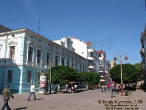 Ивано-Франковск. Фото. Областная библиотека для юношества - здание на углу улиц Независимости и Шашкевича (ул. Независимости, 12).
