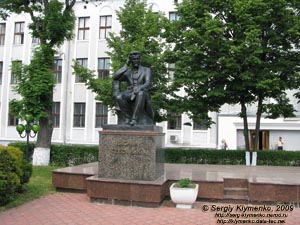 Ивано-Франковск. Памятник Василию Стефанику во дворе Прикарпатского Национального университета (ул. Шевченко, 57).