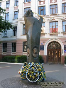 Ивано-Франковск. Фото. Памятник в честь провозглашения столицы ЗУНР в Станиславове перед Домом правосудия (ул. Грюнвальдская, 11).