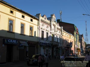 Ивано-Франковск. Фото. По улице Шереметы. По центру - дом по адресу ул. Шереметы, 4.