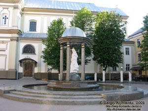 Ивано-Франковск. Фото. Элегантная ротонда с фонтаном и фигурой Девы Марии на площади Шептицкого.