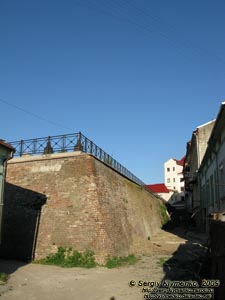 Ивано-Франковск. Фото. Вид на часть оборонной кирпичной стены Станиславовской крепости со стороны ул. Новгородская.