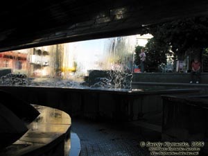 Ивано-Франковск. Фото. Фонтан на Вечевом майдане. Вид изнутри.