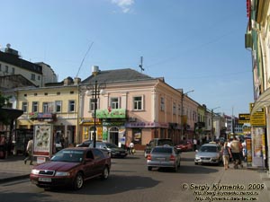 Ивано-Франковск. Фото. Площадь Рынок. Дома вдоль северной стороны площади и улица Шереметы,
которая ведет от Площади Рынок в направлении улицы Госпитальная.