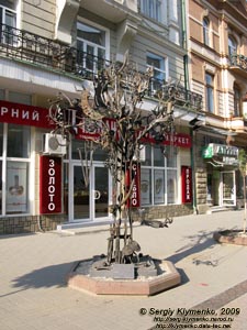 Ивано-Франковск. Фото. Кованое трехметровое металлическое «Дерево Счастья» на улице Независимости.
