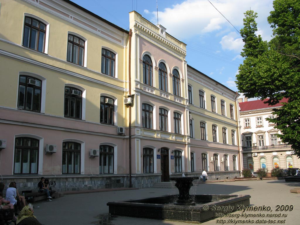 Ивано-Франковск. Фото. Городская стоматологическая поликлиника (ул. Независимости, 17).