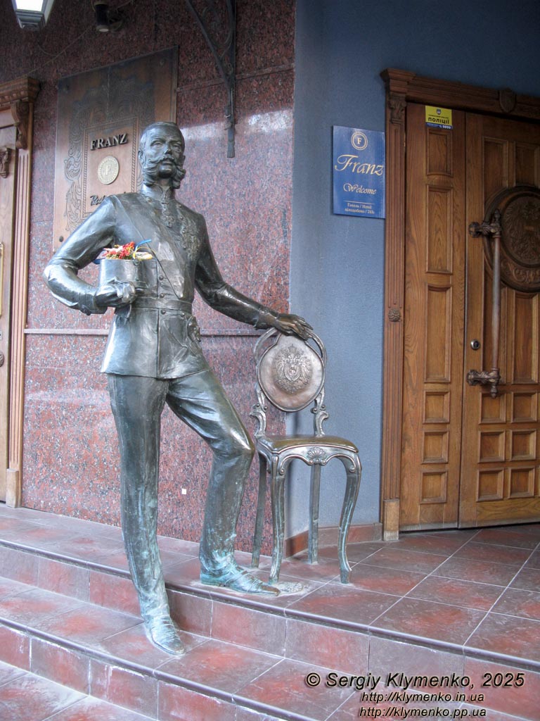 Ивано-Франковск. Фото. Площадь Шептицкого, отель «Franz». Бронзовая фигура Франца Иосифа I, императора Австро-Венгрии, короля Галиции и Лодомерии.