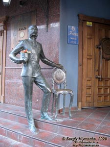 Ивано-Франковск. Фото. Площадь Шептицкого, отель «Franz». Бронзовая фигура Франца Иосифа I, императора Австро-Венгрии, короля Галиции и Лодомерии.