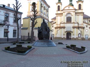 Ивано-Франковск. Фото. Площадь Шептицкого. Памятник праведному митрополиту Андрею Шептицкому.