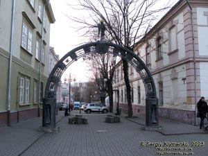 Ивано-Франковск. Фото. Площадь Шептицкого. Вид на улицу Низовая.