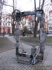 Ивано-Франковск. Фото. Сквер им. Адама Мицкевича. Кованные фоторамка и фотоаппарат.