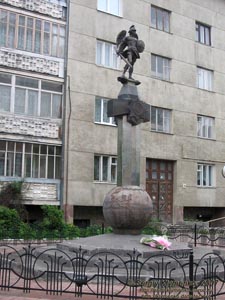 Ивано-Франковск. Памятник Сотрудникам МВД Украины, погибшим при выполнении служебных обязанностей (на углу улиц Сахарова и Коновальца).