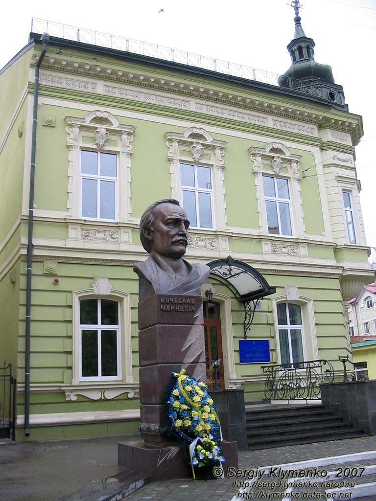 Ивано-Франковск. Памятник Вячеславу Черноволу.