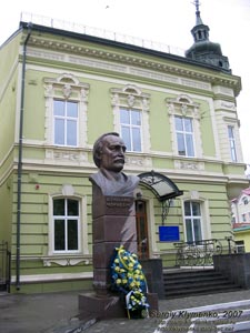 Ивано-Франковск. Памятник Вячеславу Черноволу.