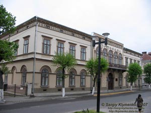 Ивано-Франковск. Фото. Западноукраинский экономико-правоведческий университет (ул. Мельничука, 14).