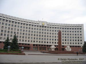 Ивано-Франковск. Фото. Здание областного Совета и областной администрации (ул. Грушевского, 21).