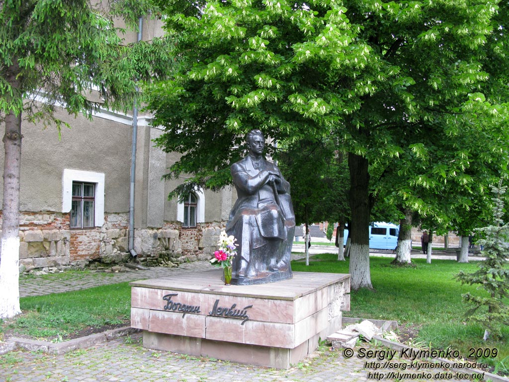 Тернопольщина. Бережаны. Фото. Памятник Богдану Лепкому (1997, скульптор И. Сонсядло).