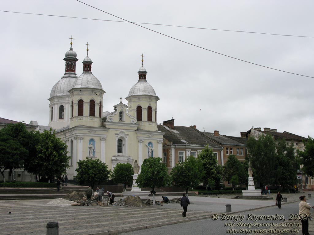 Тернопольщина. Бережаны. Фото. Центральная площадь Рынок и Троицкий собор, 1768.