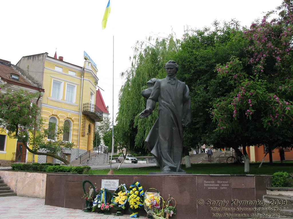 Тернопольщина. Бережаны. Фото. Памятник Тарасу Шевченко (1993, скульпторы М. Посекира, Л. Яремчук).