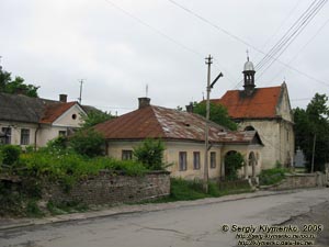 Тернопольщина. Бережаны. Фото. Комплекс сооружений армянской церкви: церковь и колокольня, 1764 год.