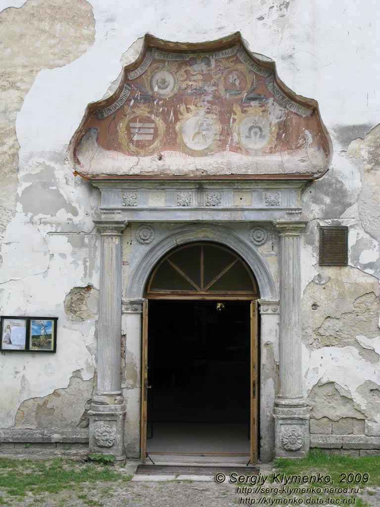 Тернопольщина. Бережаны. Фото. Костел Рождества Девы Марии (1620 год). Вход.