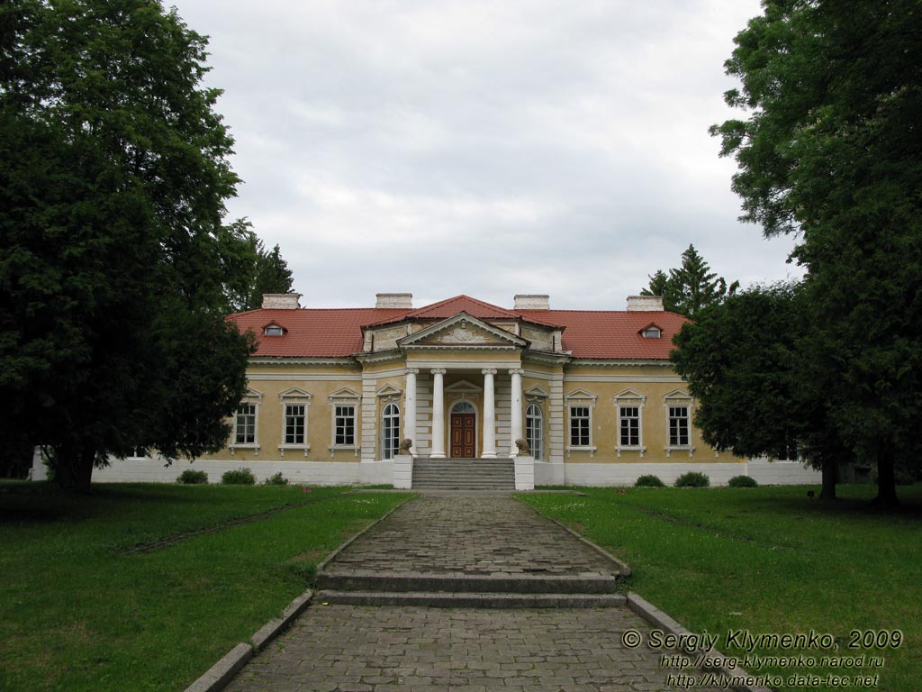 Подолье. Самчики. Фото. Дворцово-парковый ансамбль «имение Самчики». Южный фасад дворца (XVIII век).
