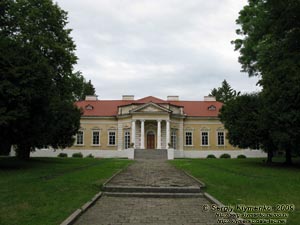 Подолье. Самчики. Фото. Дворцово-парковый ансамбль «имение Самчики». Южный фасад дворца (XVIII век).