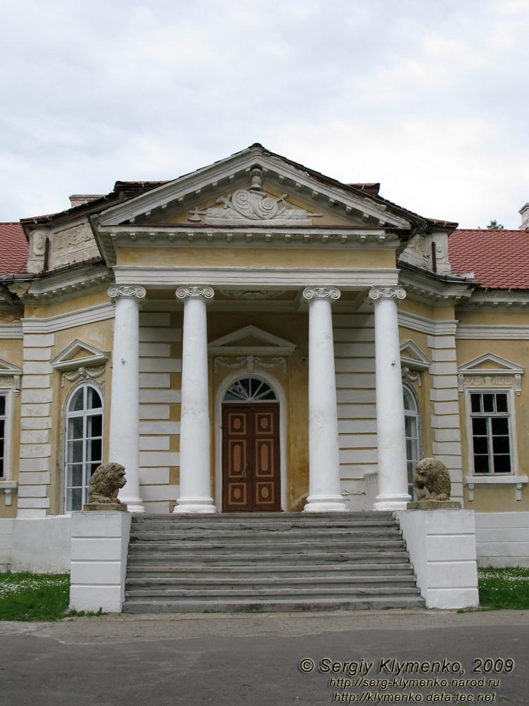 Подолье. Самчики. Фото. Дворцово-парковый ансамбль «имение Самчики». Южный фасад дворца (XVIII век). Портик со львами.