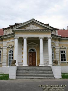 Подолье. Самчики. Фото. Дворцово-парковый ансамбль «имение Самчики». Южный фасад дворца (XVIII век). Портик со львами.