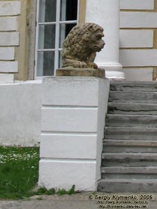 Подолье. Самчики. Фото. Дворцово-парковый ансамбль «имение Самчики». Портик южного фасада дворца. Скульптуры львов (автор Жан Батисто Цагляно).