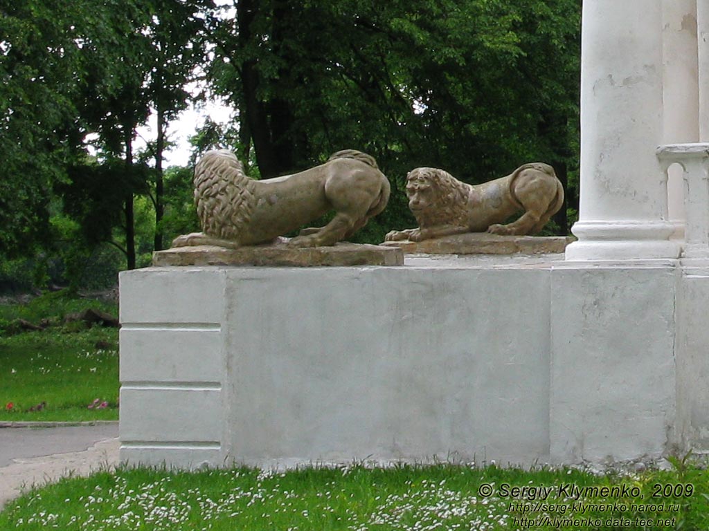 Подолье. Самчики. Фото. Дворцово-парковый ансамбль «имение Самчики». Портик южного фасада дворца. Скульптуры львов (автор Жан Батисто Цагляно).