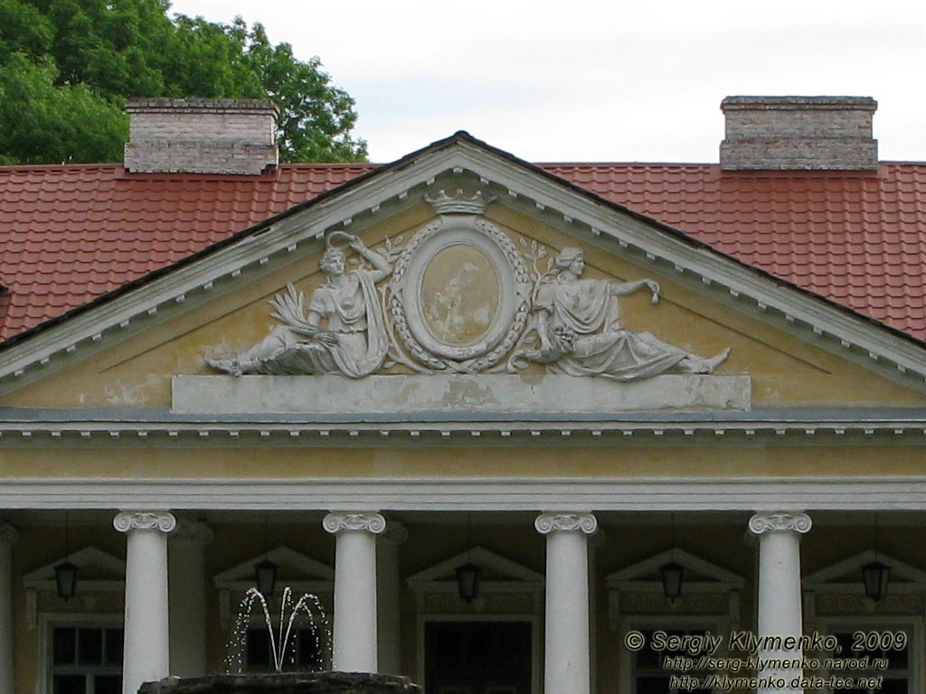 Подолье. Самчики. Фото. Дворцово-парковый ансамбль «имение Самчики». Фронтон портика северного (парадного) фасада дворца. Горельефы богинь (автор Жан Батисто Цагляно).