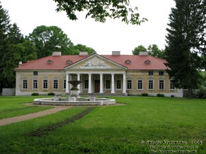 Подолье. Самчики. Фото. Дворцово-парковый ансамбль «имение Самчики». Северный фасад дворца (XVIII век) и фонтан (начало XX века).